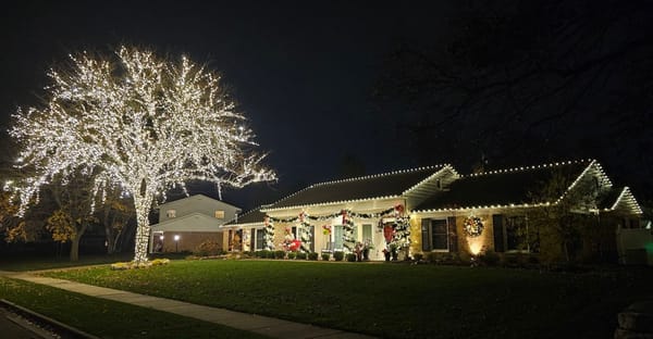 Submit Nominations for ELi's Second Annual Holiday Lights Contest!
